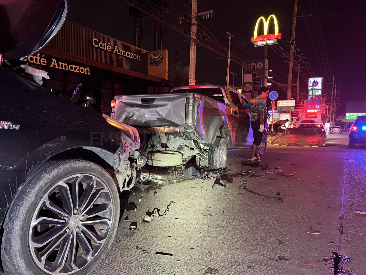 Bangkok Post - Drunk driver crashes into police car, injuring 2