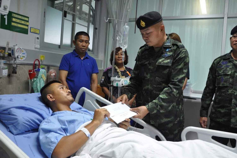 Lt Gen Boonsin Padklang, commander of the Second Army Region, visits soldiers injured in a landmine explosion, at Sunpasitthiprasong Hospital in Ubon Ratchathani province. (Photo: Second Army Region)