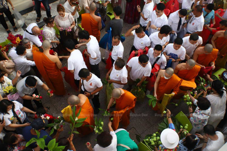 Poll: Most Thais believe some monks have misbehaved, should be punished