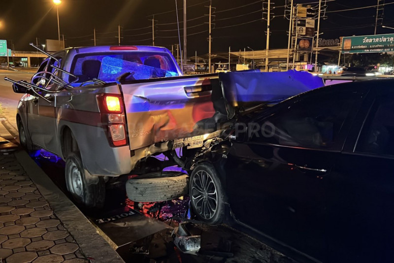 Bangkok Post - Drunk driver crashes into police car, injuring 2