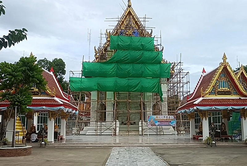 Wat Nakhon Sawan in Muang district of Nakhon Sawan province remains open to people wishing to make merit, amid the multiple scandals that forced abbot Phra Thamma Wachiratheerakun to leave the monkhood on Saturday. (Photo: Chalit Poomruang)