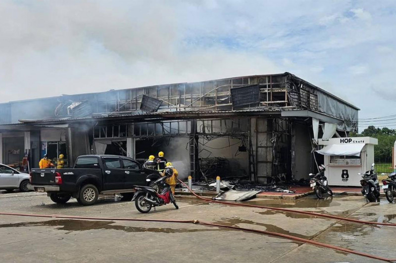 Firemen put out a fire at a convenience store in the compound of PTT petrol station in Ban Phue of tambon Nong Ya Lat in Si Sa Ket's Kantharalak district following Cambodia's attacks on this venue on Thursday. (Photo: Royal Thai Army)