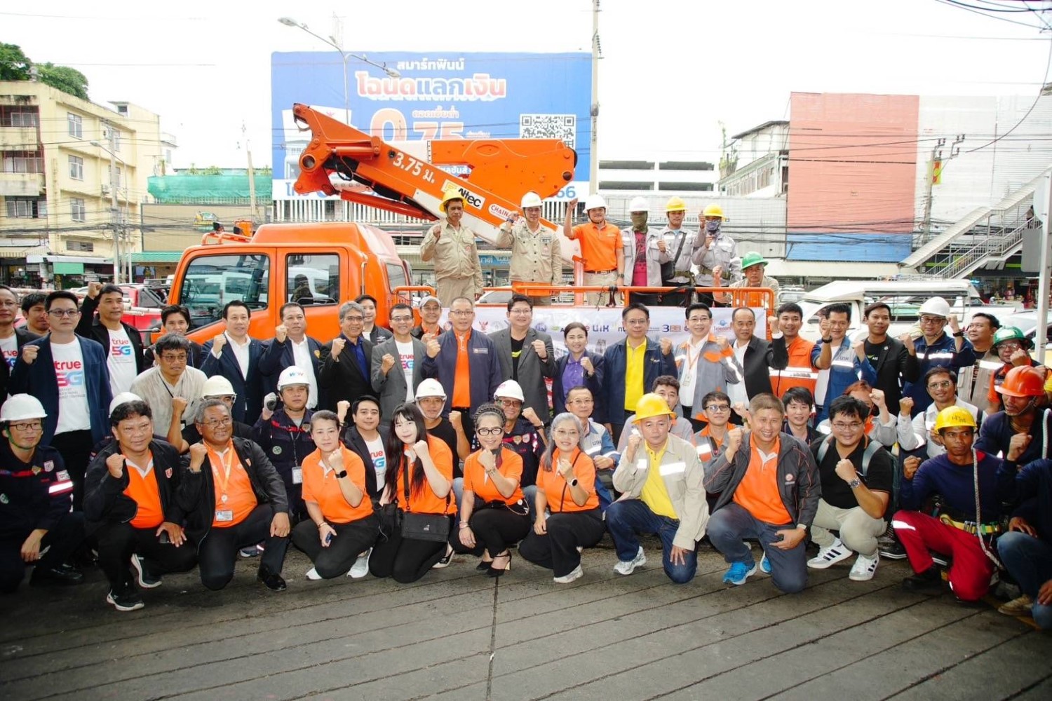 Bangkok Post - MEA Restarts Overhead Cable Removal on Key Roads