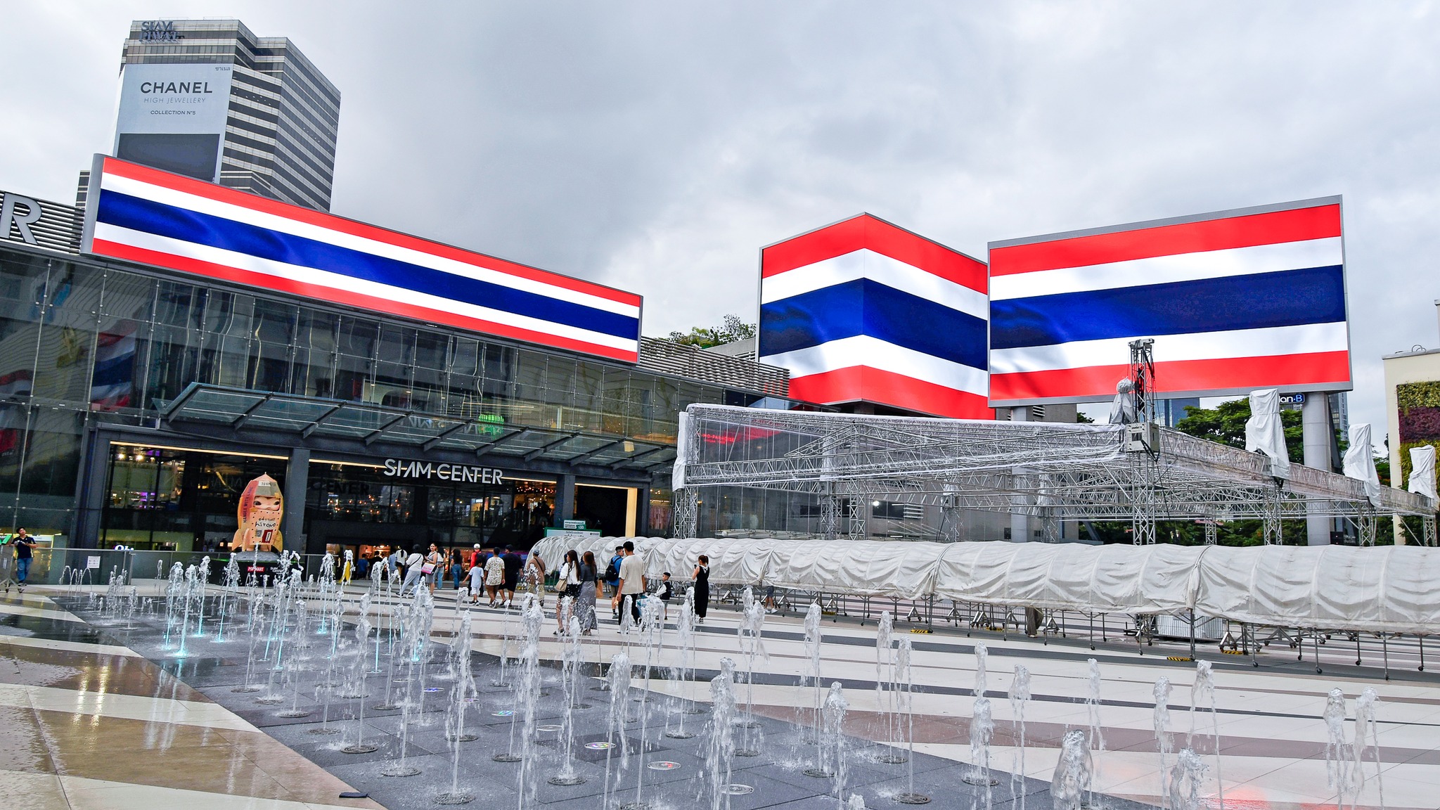 Thai flag displayed in front of Siam Center. (Photo: Plan B Media)