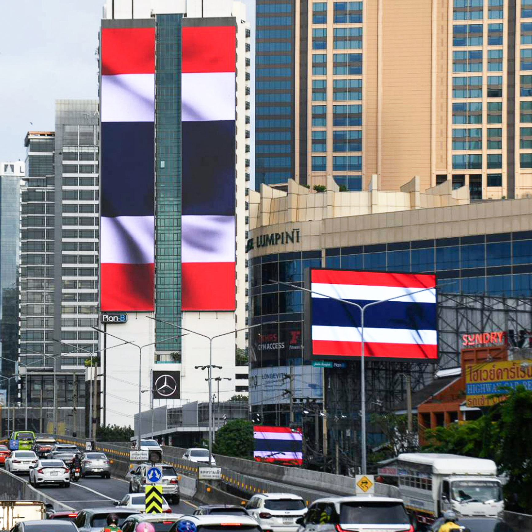 Thai flag displayed at Lumpini area. (Photo: Plan B Media)