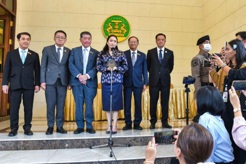 PM 'has no  plan' to quit  before ruling