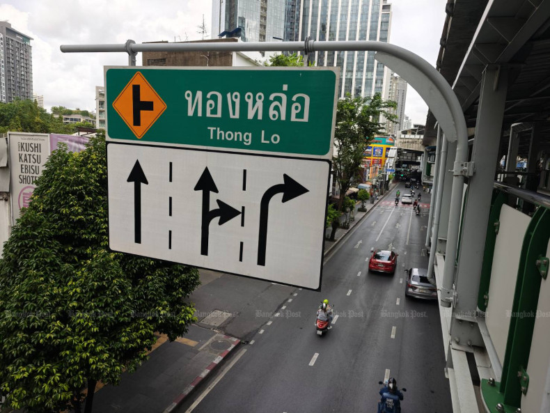 Sukhumvit–Thong Lo traffic confusion: Can you stop in middle lane to turn right?