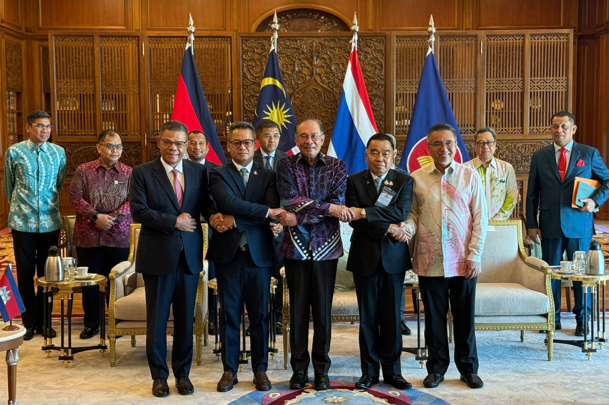 Bangkok Post - Thailand and Cambodia sign 13-point ceasefire agreement
