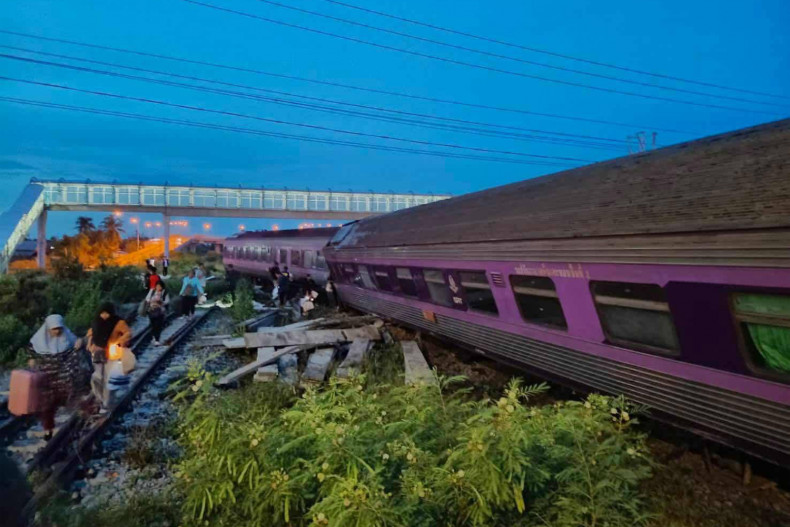 Train derails in Prachuap Khiri Khan, nine injured