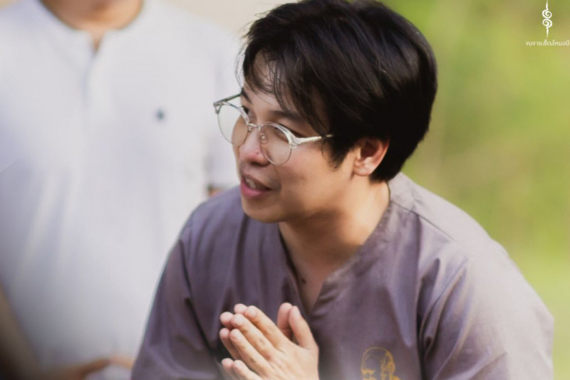 Seksan “Mor Bee” Sapsubbsakul has a large following on Facebook and YouTube because of his claimed ability to communicate with the spirit world. (Photo: Ngom Ngai Style Mor Bee Facebook page)