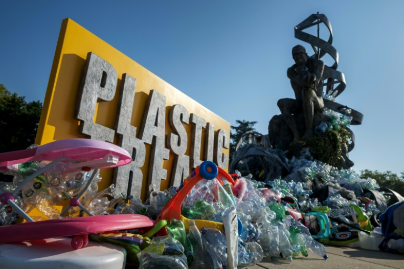 Deadlocked plastics treaty talks ‘at cliff’s edge’