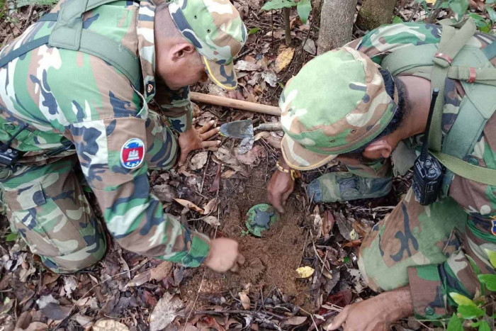 Thai soldiers find phone clips of Cambodian troops laying landmines