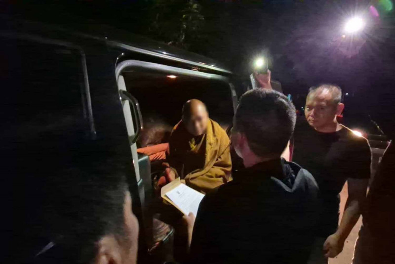 Police arrest Luang Phor Alongkot at his temple in Lop Buri at about 1am on Tuesday. (Police photo)