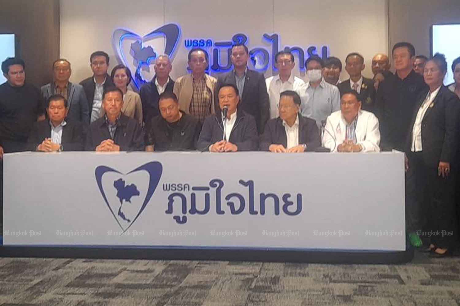Bhumjaithai leader Anutin Charnvirakul announces intention to gather MPs in addition to those of the People's Party to form a new government, at his party headquarters Friday night. Apinya Wipatayotin