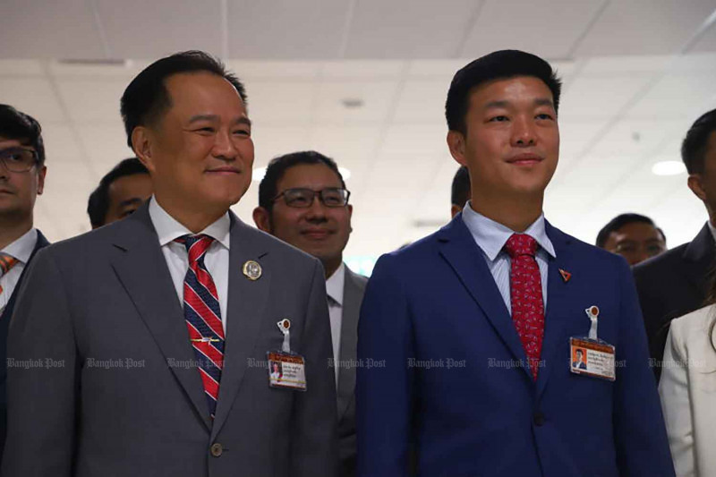 Bhumjaithai Party leader Anutin Charnvirakul (left) stands beside People’s Party leader Natthaphong Ruengpanyawut at parliament on July 3 when Bhumjaithai assumed its role as an opposition party. (Photo: Nutthawat Wichieanbut)