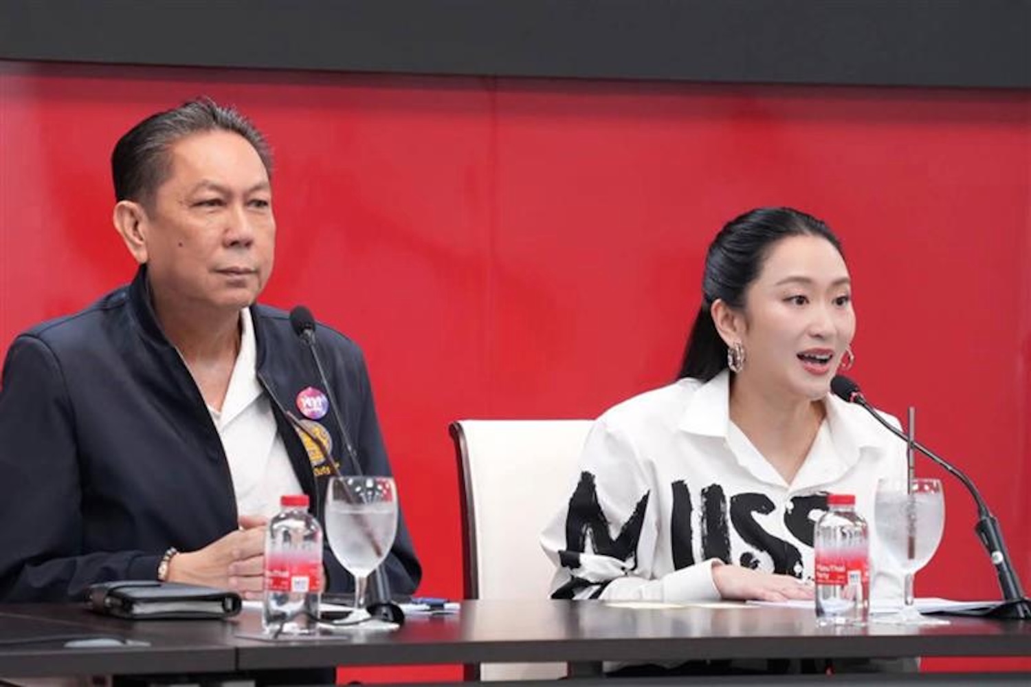 Paetongtarn Shinawatra, still the leader of the Pheu Thai Party even though she no longer holds the prime ministership, addresses the party&rsquo;s meeting on Tuesday as chief government whip Visuth Chainaroon looks on. (Photo: Pheu Thai Party)