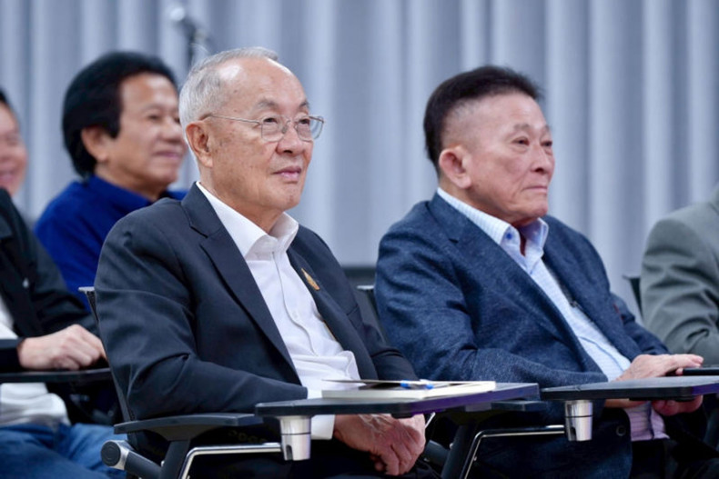 Pheu Thai keeps dissolution as an option