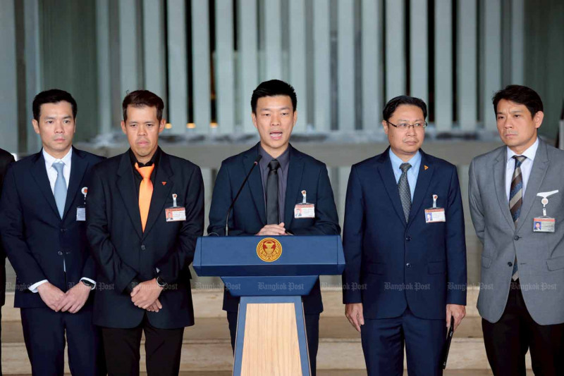 People's Party leader Natthaphong Ruengpanyawut, centre, announces support for the Bhumjaithai Party to form a new government, at parliament on Wednesday morning. (Photo: Chanat Katanyu)