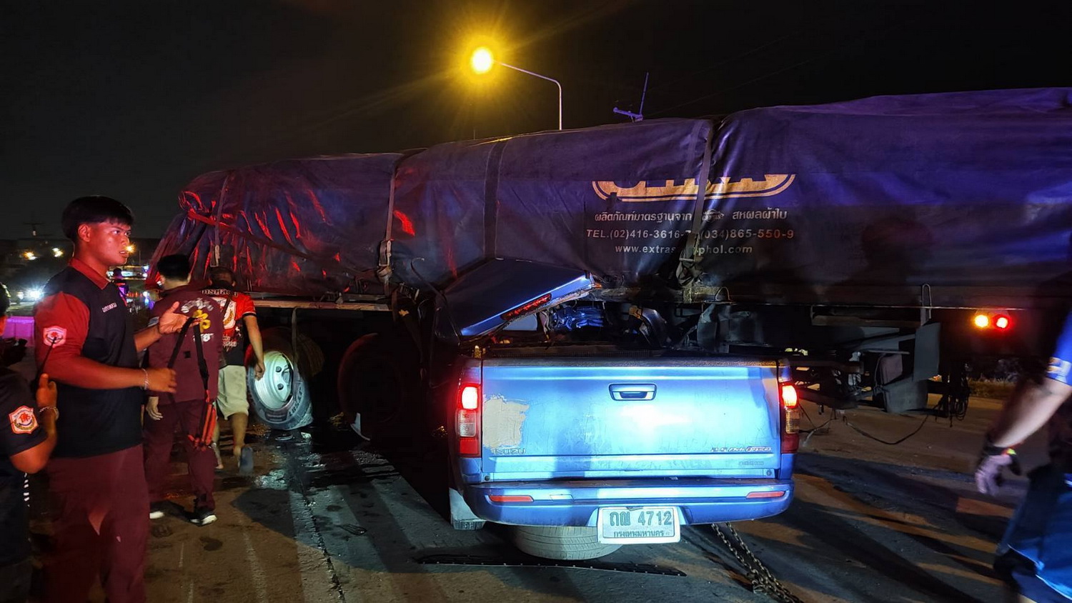 Bangkok Post - Pickup crashes into trailer in Ayutthaya, driver killed