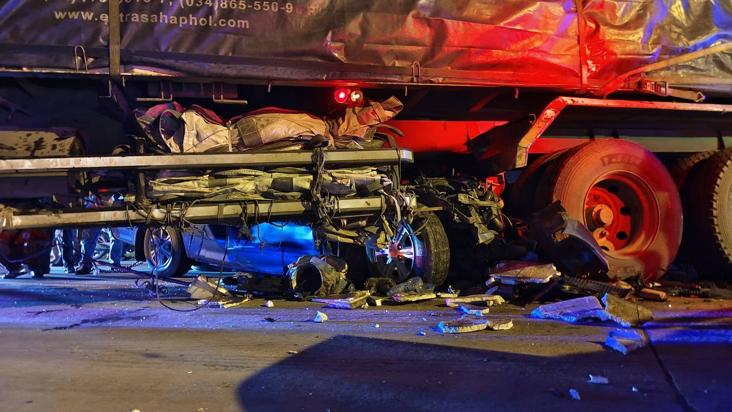 Bangkok Post - Pickup crashes into trailer in Ayutthaya, driver killed