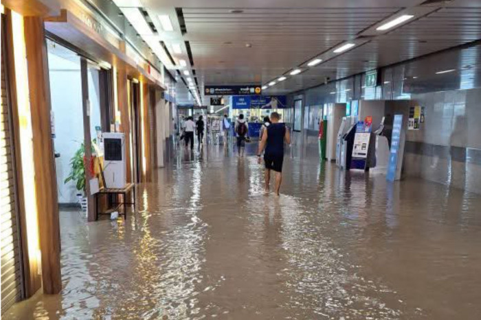 Bangkok MRT station flooded during heavy rain