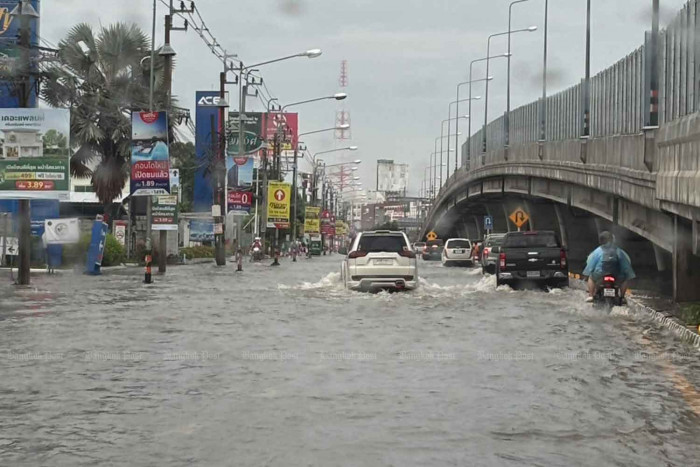 Überschwemmungen schließen Schulen in Samut Prakan