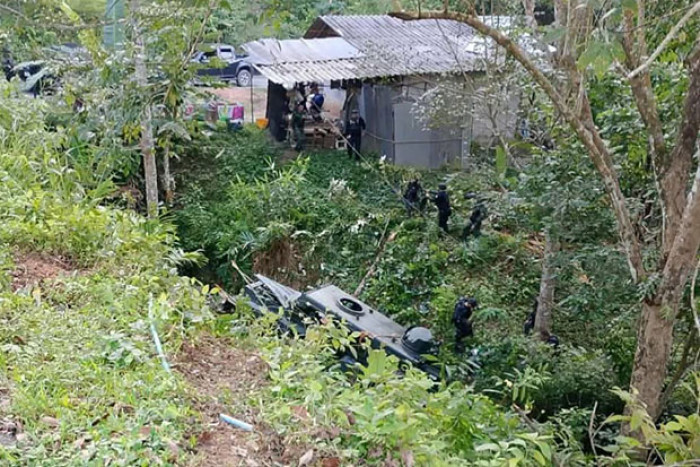Bangkok Post - 8 hurt as armoured vehicle falls into southern ravine