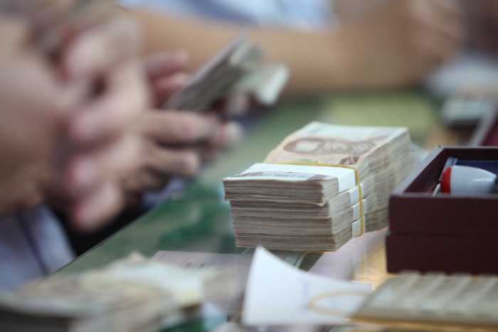 New government considers ways to stabilise baht