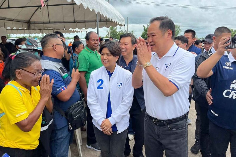 Premierminister Anutin Charnvirakul besucht am Sonntag die Provinz Si Sa Ket und wirbt dort auch für einen Parlamentskandidaten seiner Bhumjaithai-Partei. (Foto: Bhumjaithai-Partei)