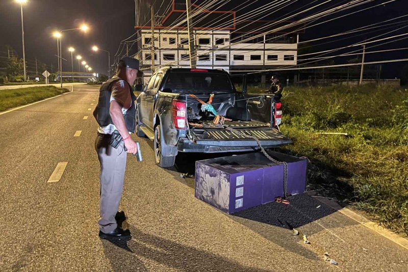 Die Polizei fand den Geldautomaten am frühen Sonntagmorgen mit Ketten an einem Kleinlaster im Bezirk Muang in Khon Kaen befestigt. (Foto: Chakkrapan Natanri)
