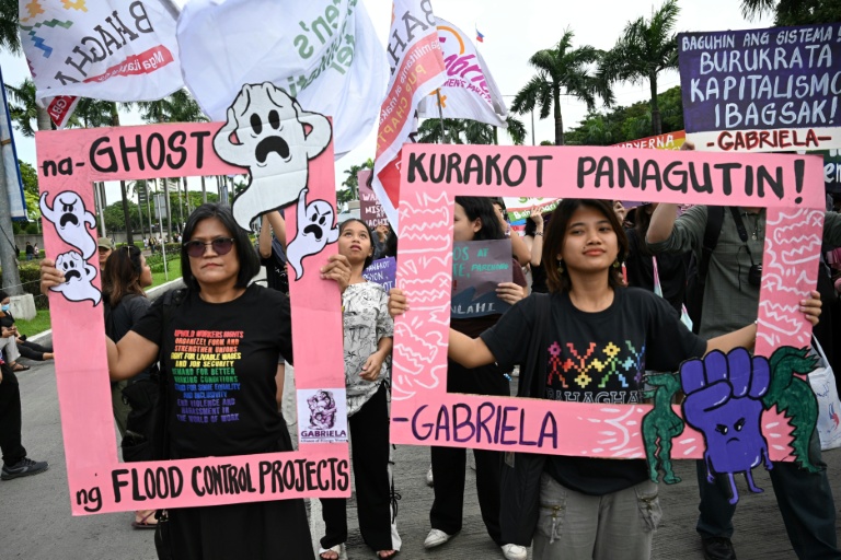 Während ein neuer Supertaifun über das Land hinwegfegt, versammelten sich am Sonntag in Manila Demonstranten gegen die Zweckentfremdung von Hochwasserhilfegeldern.