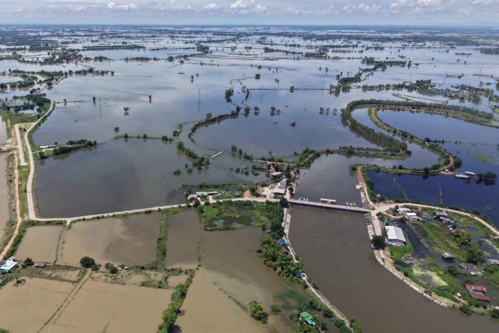 Flood crisis deepens in many provinces