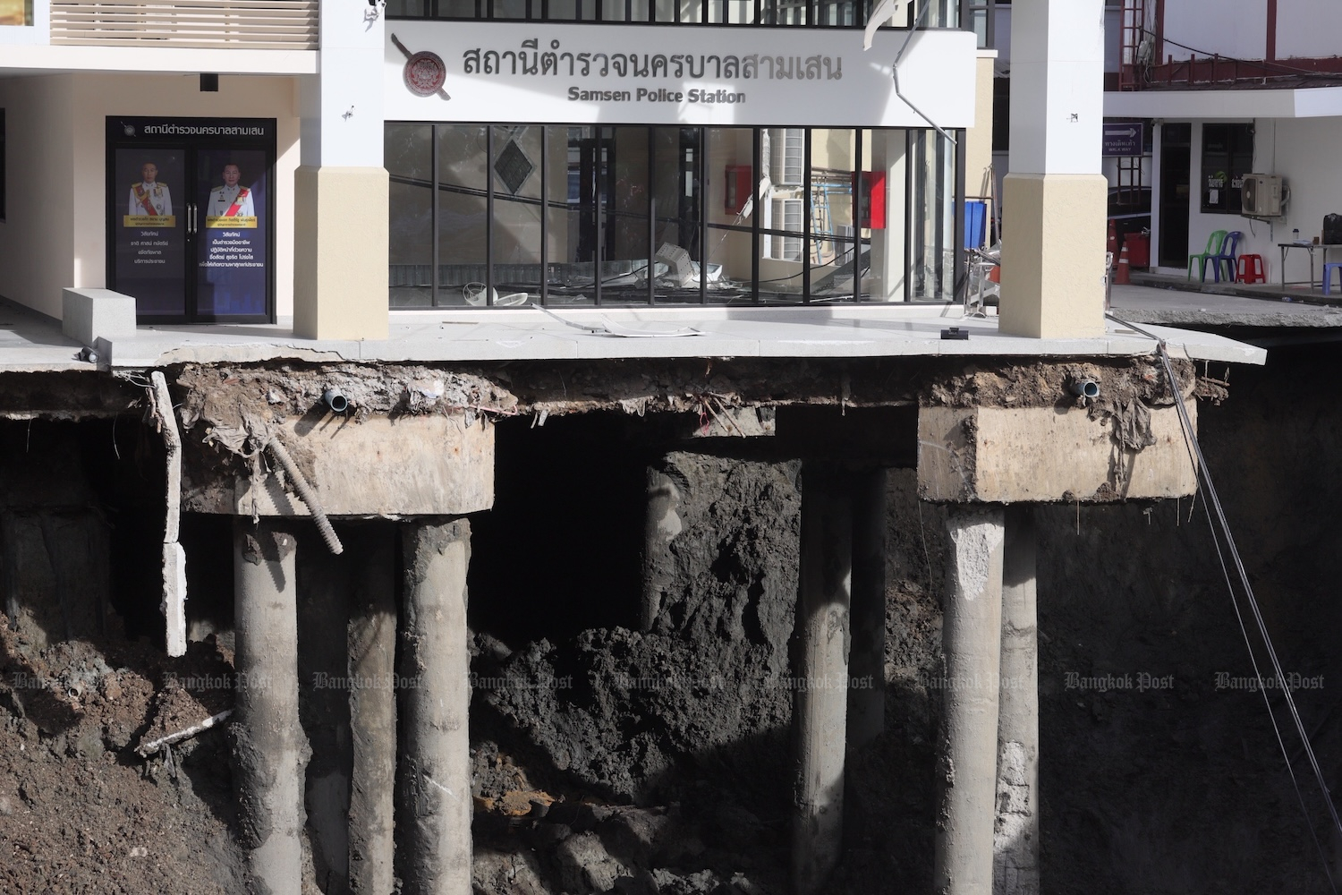 Authorities say the Samsen Police Station could be in danger because of damage to its pilings. (Photo: Pornprom Satrabhaya)  