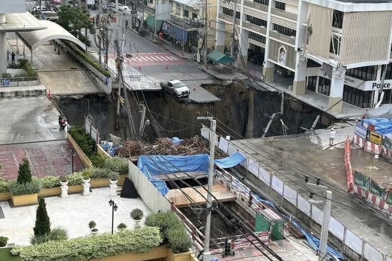 This section of Samsen Road in front of Vajira Hospital in Bangkok subsided on Wednesday. No casualties were reported. (Photo: Bangkok Metropolitan Administration)