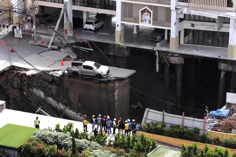 This section of Samsen Road in front of Vajira Hospital in Bangkok subsided on Wednesday. No casualties were reported. (Photo: Pornprom Satrabhaya)