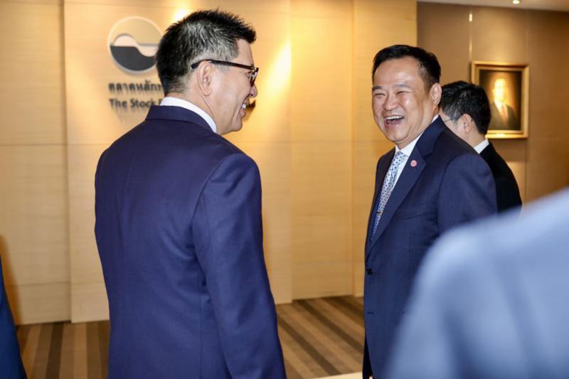 Prime Minister Anutin Charnvirakul leads economic ministers to visit the Stock Exchange of Thailand (SET) office on Thursday to discuss quick-win measures for the capital market with SET and the Federation of Thai Capital Market Organizations (Fetco). (Photo: Bhumjaithai Party)