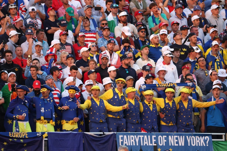 Ryder Cup เริ่มต้นในบรรยากาศไฟฟ้าที่ Bethpage Black