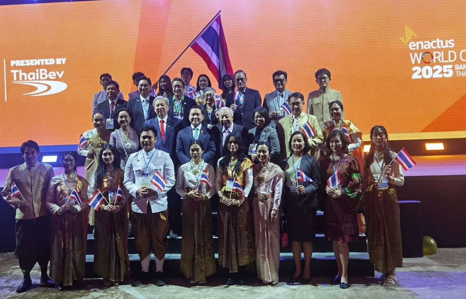 ผู้บริหารจากมูลนิธิ Rakkaew และ Thaibev กับนักเรียนไทยในงาน