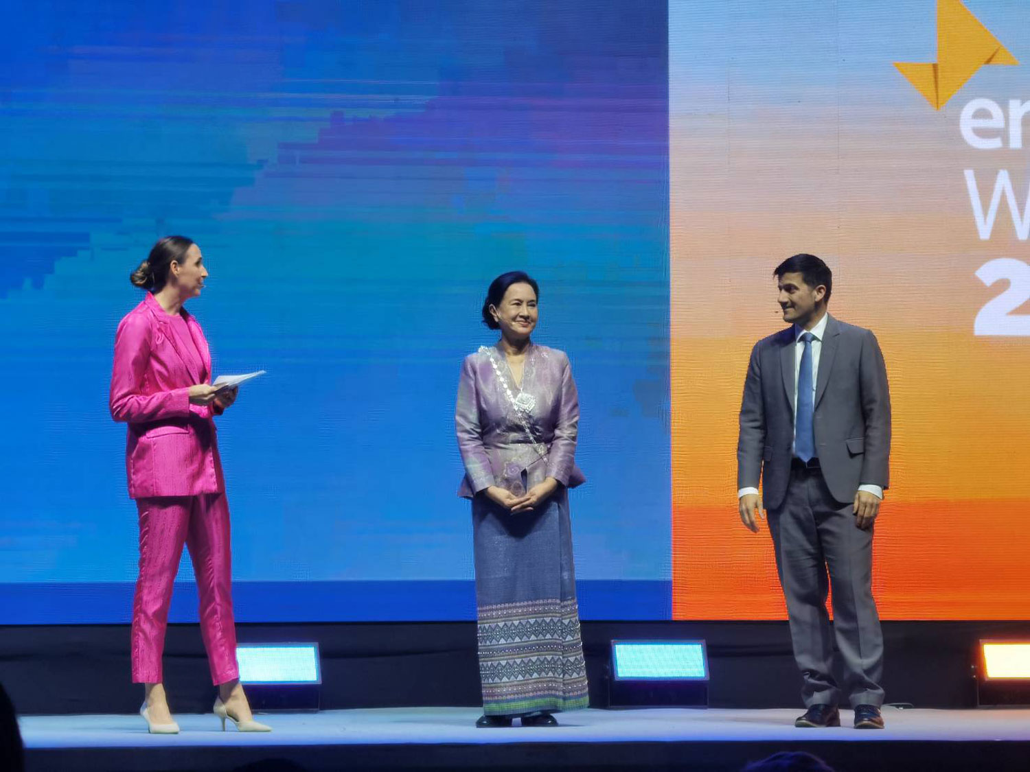 George Tsiatis (ขวา) ซีอีโอของโครงการความละเอียดและ Enactus Global และ ML Pariyada Diskul (ศูนย์) ผู้อำนวยการและเลขานุการมูลนิธิ Rakkaew บนเวทีระหว่างพิธี