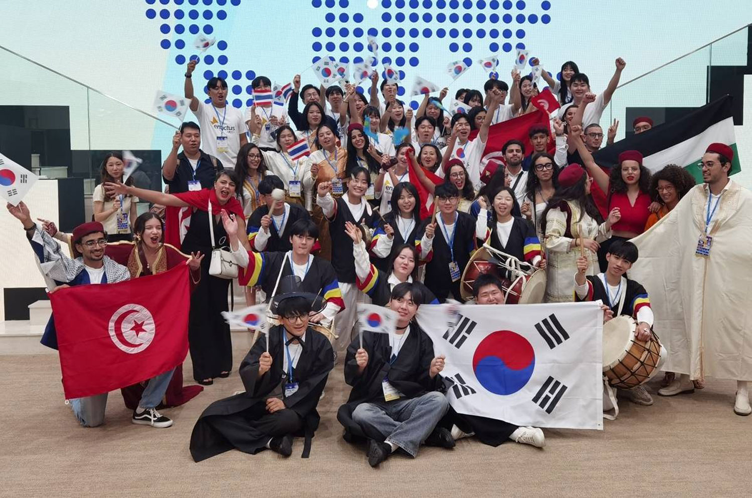 ทีมนักเรียนตูนิเซียซึ่งเป็นหนึ่งใน 35 ทีมชาติที่แข่งขันกันในปีนี้