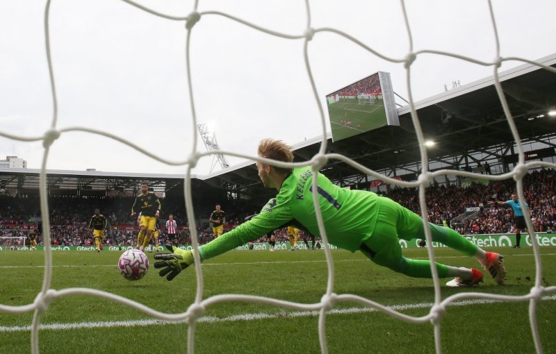 Brentford Keeper Caoimhin Kelleher ช่วยเตะลูกโทษของ Bruno Fernandes ในระหว่างการชนะ 3-1 ของสโมสรเหนือแมนเชสเตอร์ยูไนเต็ดที่สนามกีฬาชุมชน Gtech ในวันเสาร์ (ภาพถ่าย: สำนักข่าวรอยเตอร์)