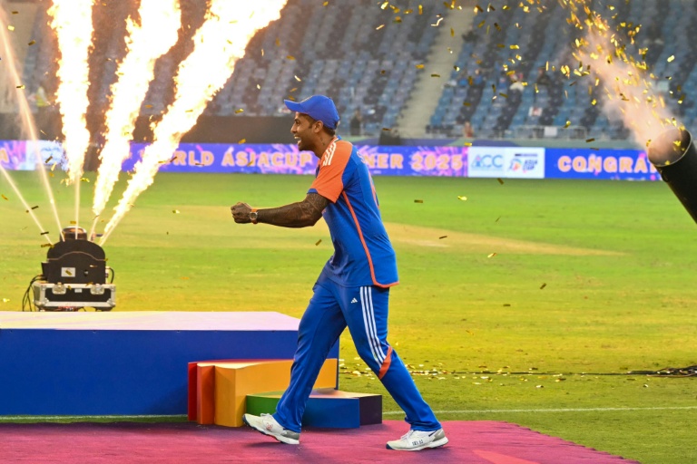 กัปตันของอินเดีย Suryakumar Yadav เลียนแบบการถือถ้วยรางวัลหลังจากที่เอเชียคัพของเขาชนะกับปากีสถาน