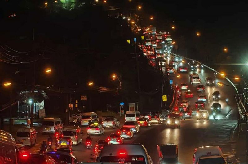 Vehicles are backed up in a long queue on the uphill road to Patong in Phuket on a Sunday evening. Phuket authorities are tackling traffic congestion problems. (Photo: Sitthichai Jaipiam Facebook Account)