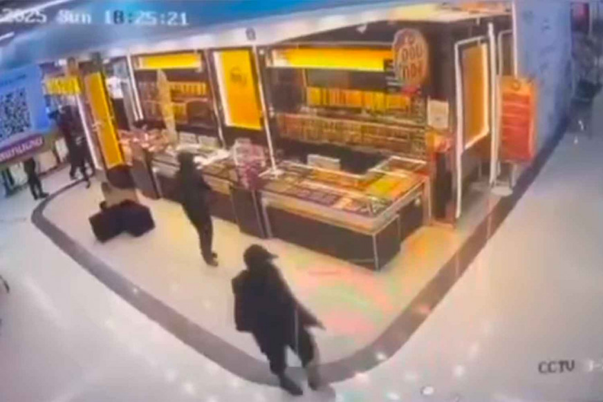 Troops hunt southern gold robbers who shot soldier