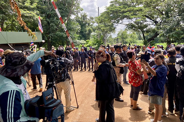 Bangkok Post - Landmine clearance begins in border village as eviction ...