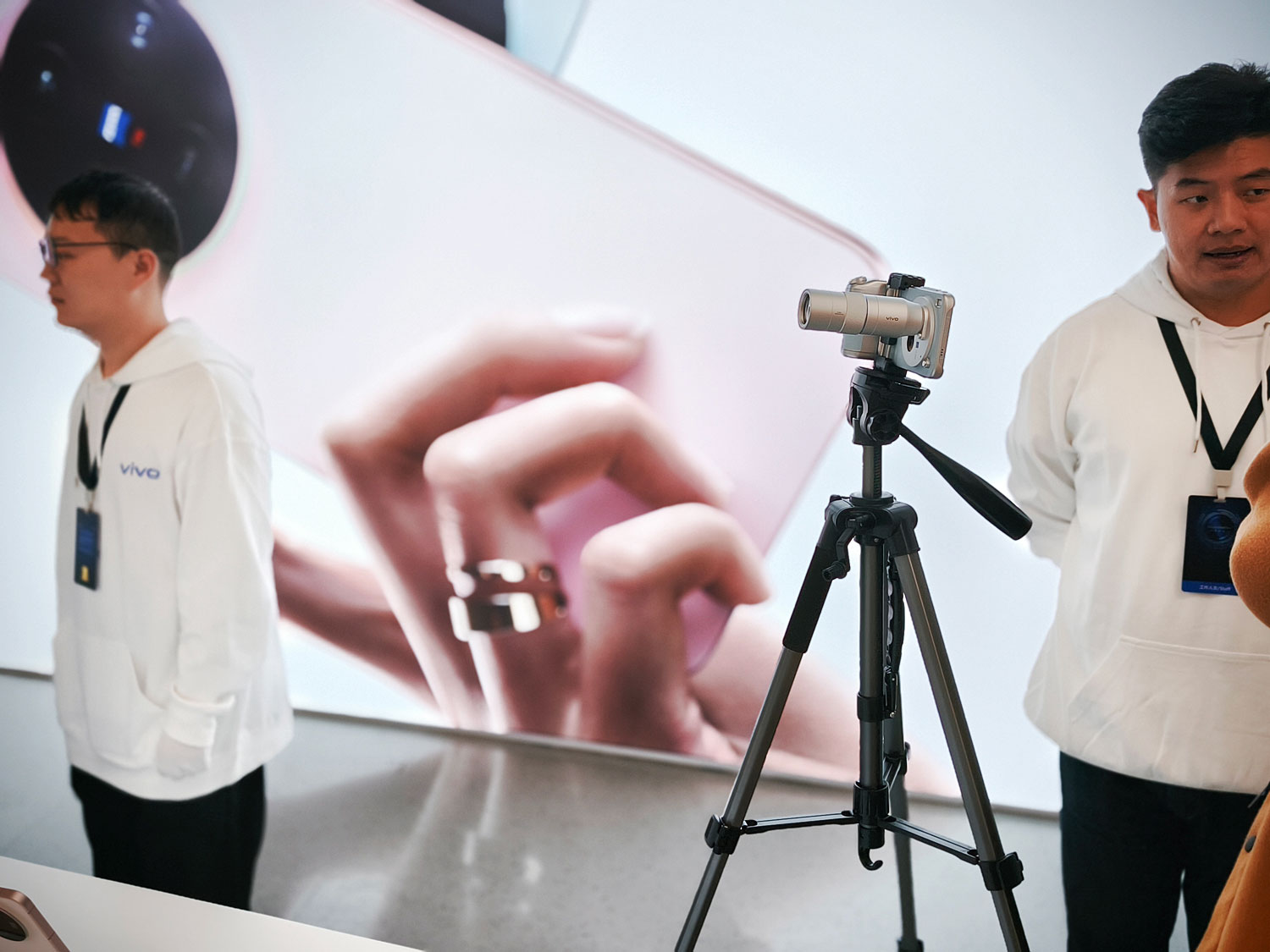 vivo X300 Pro พร้อมอุปกรณ์เสริมเลนส์ซูม