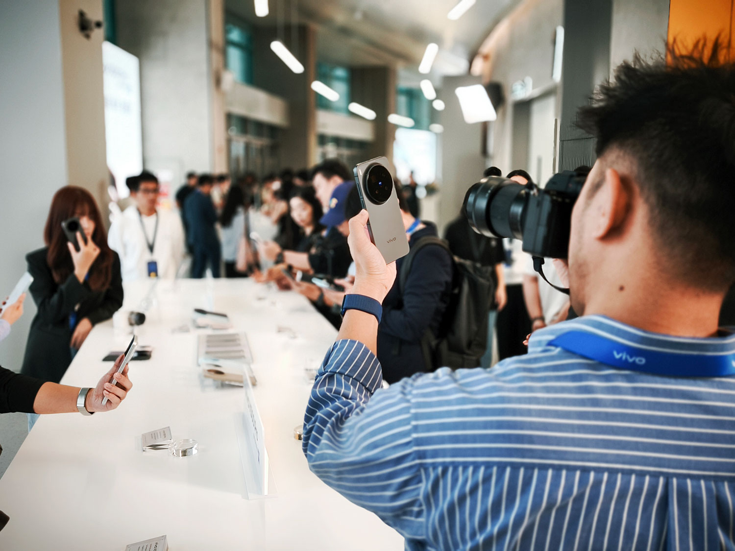 vivo X300 Pro สีน้ำตาล (ภาพ: คมสัน จันดามิตร)