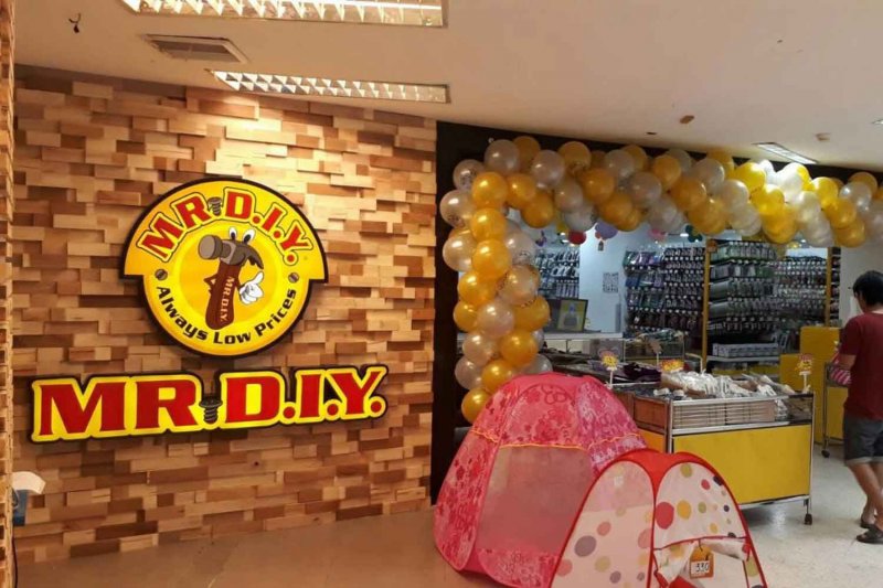 A customer prepares to enter a branch of MR. D.I.Y. in Bangkok. The company plans to list on the SET in the next few weeks.