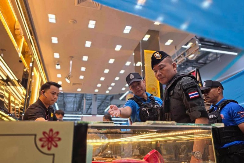 Bangkok Post - Dual nationals linked to daring Narathiwat gold heist