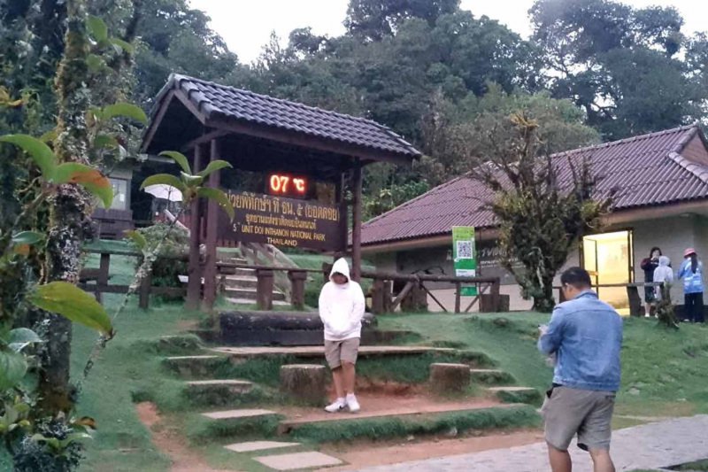 A board at Doi Inthanon National Park shows the temperature on Thailand’s tallest mountain, Doi Inthanon, in Chiang Mai province on Nov 4 last year — a chilly 7°C. (Photo: Panumet Tanraksa) A board at Doi Inthanon National Park shows the temperature on Thailand’s tallest mountain, Doi Inthanon, in Chiang Mai province on Nov 4 last year — a chilly 7°C. (Photo: Panumet Tanraksa)